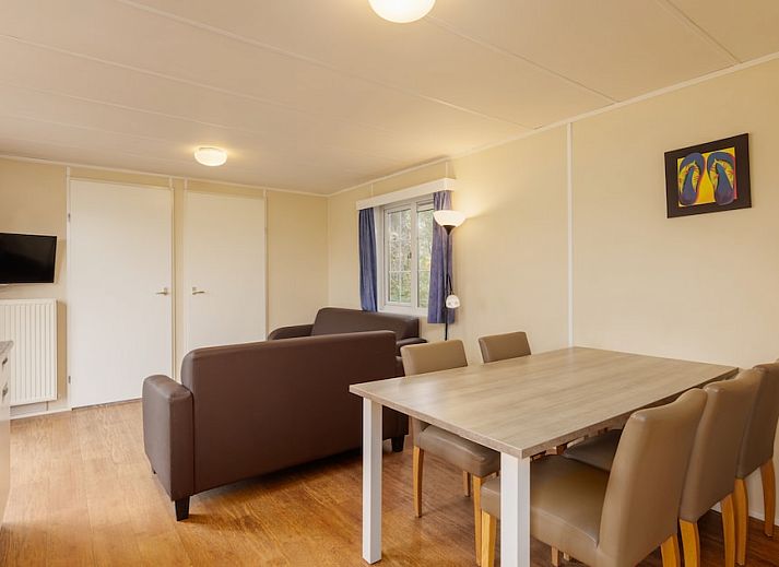 Chalet HU5 in Borger, Noord Drenthe biedt een serene vakantie-ervaring met een zonnig terras en groene omgeving in Drenthe.