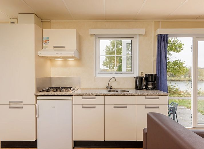 Chalet HU5 in Borger, Noord Drenthe biedt een serene vakantie-ervaring met een zonnig terras en groene omgeving in Drenthe.