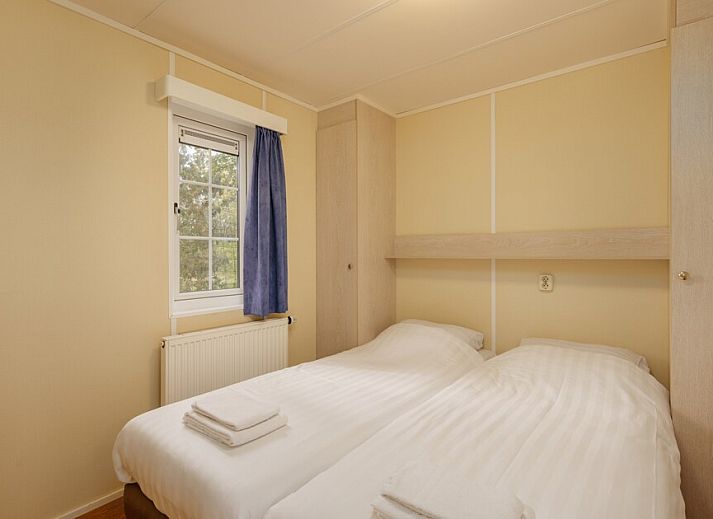 Gezellige woonkamer van chalet HU5 in Borger, Noord Drenthe met comfortabele banken en natuurlijke lichtinval.