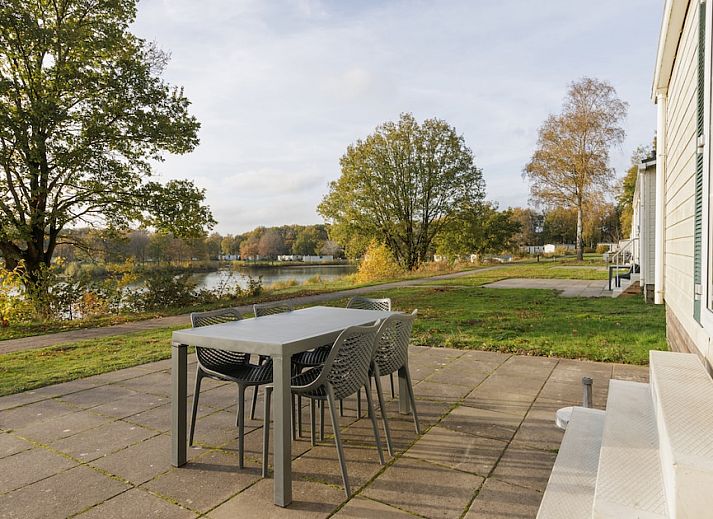 Gezellige binnenruimte van chalet HU5 in Borger, Noord Drenthe, met uitzicht op terras en natuur aan het meer.