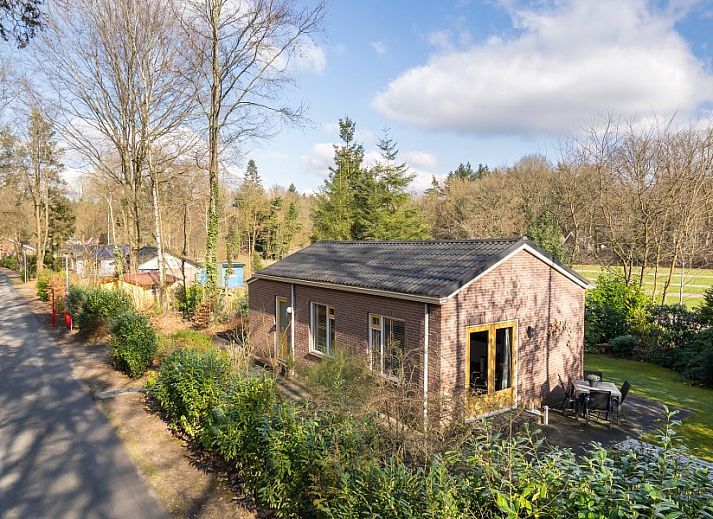 Gemuetliches Wohnzimmer des Ferienhauses Vogelzang in Borger, Drenthe, mit Blick auf den Garten und bequemen Sitzgelegenheiten.