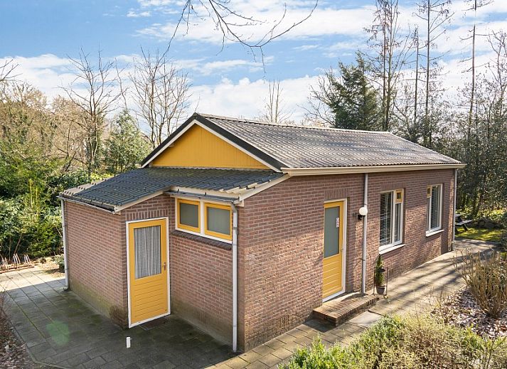 Essecke im Ferienhaus Vogelzang, Borger, Drenthe, mit viel Licht und Blick auf die gruene Umgebung.