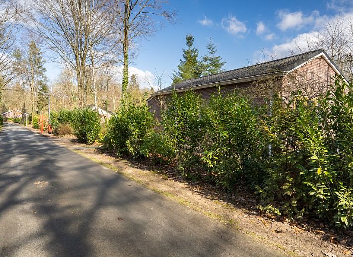 Essecke im Ferienhaus Vogelzang, Borger, Drenthe, mit viel Licht und Blick auf die gruene Umgebung.