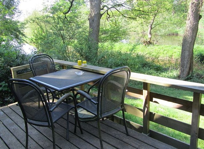 Moderne keuken in vakantiehuisje in Schipborg, Drenthe met eetruimte.