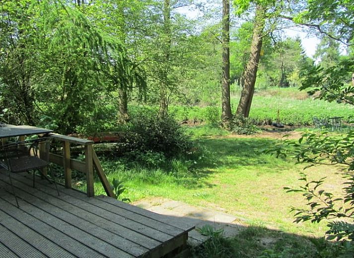 Moderne keuken in vakantiehuisje in Schipborg, Drenthe met eetruimte.