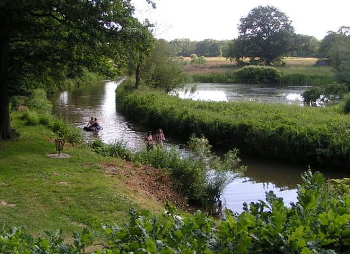 Moderne keuken in vakantiehuisje in Schipborg, Drenthe met eetruimte.