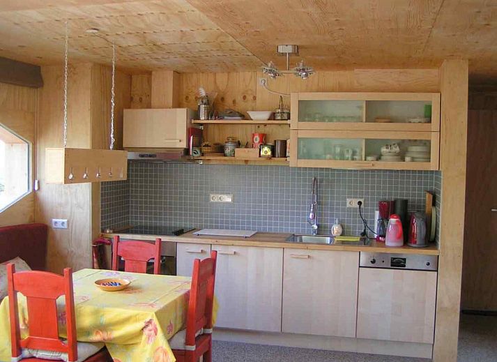 Gemuetliches Wohnzimmer des DG575 Ferienhauses in Schipborg, Drenthe mit Blick auf den Wald.