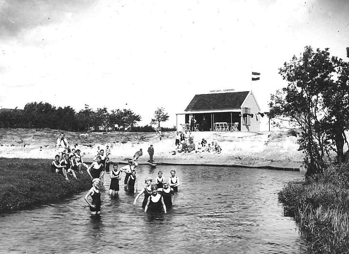 Gemuetliches Wohnzimmer des DG575 Ferienhauses in Schipborg, Drenthe mit Blick auf den Wald.