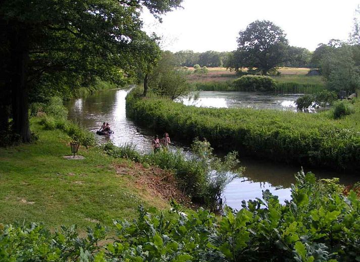 Charmantes Holzhaus DG575 in Schipborg, Nord-Drenthe mit Terrasse.