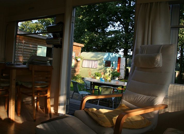 Gezellige binnenruimte in stacaravan van Mijn Vakantie in Drenthe, Anloo. Comfortabele eethoek met veel daglicht.