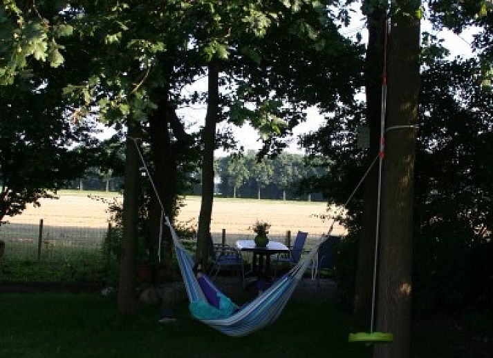 Groene tuin met terras bij stacaravan Mijn Vakantie in Drenthe, Anloo. Perfect voor buitenactiviteiten in Noord Drenthe.