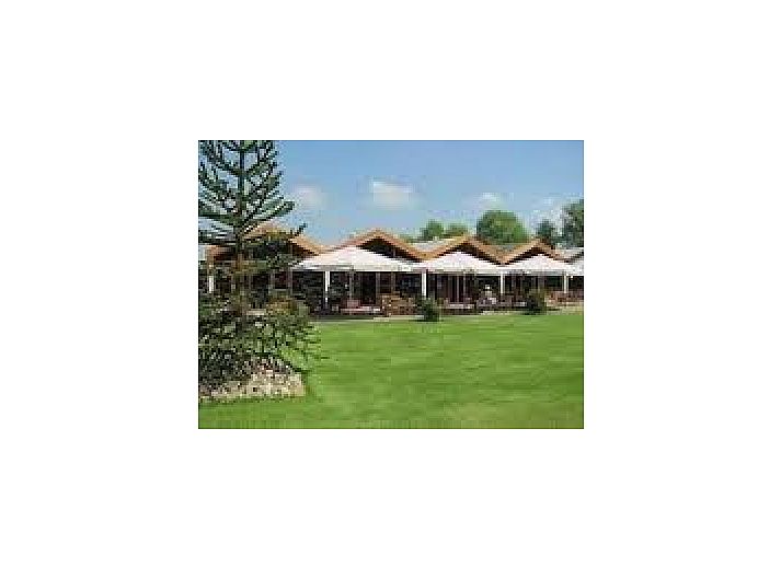 Groene tuin met terras bij stacaravan Mijn Vakantie in Drenthe, Anloo. Perfect voor buitenactiviteiten in Noord Drenthe.