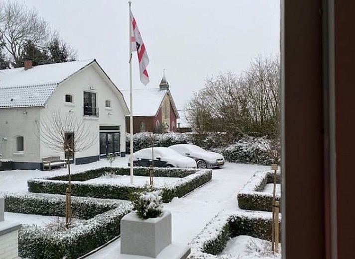 Bright room in Cottage in Tynaarlo, North Drenthe, with large windows and a comfortable bed.