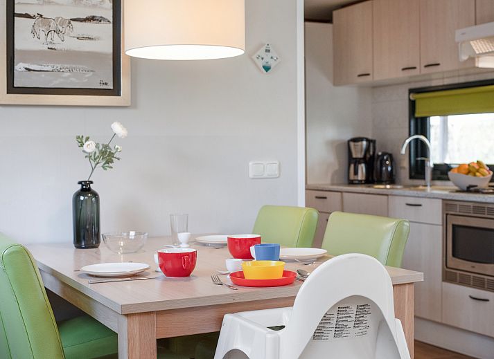 Gezellige eetkamer in Het Land van Bartje 4-persoons peuterstacaravan in Ees, Drenthe.