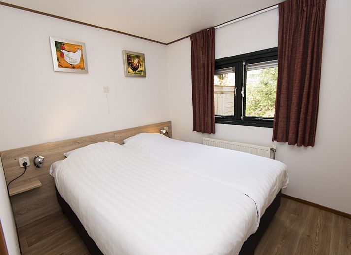 Gezellige eetkamer in Het Land van Bartje 4-persoons peuterstacaravan in Ees, Drenthe.