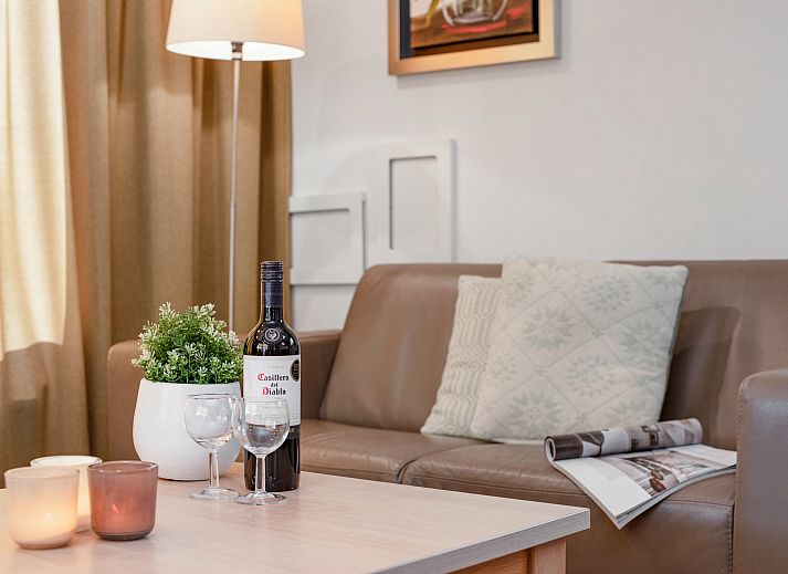 Buitenaanzicht van Het Land van Bartje 4-persoons peuterstacaravan met ruime veranda in Ees, Drenthe.