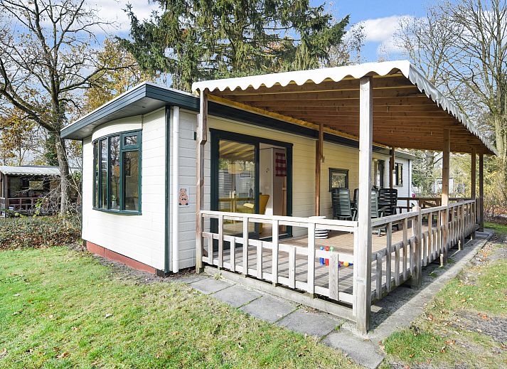 Moderne woonkamer in Het Land van Bartje 4-persoons peuterstacaravan in Ees, Noord Drenthe.