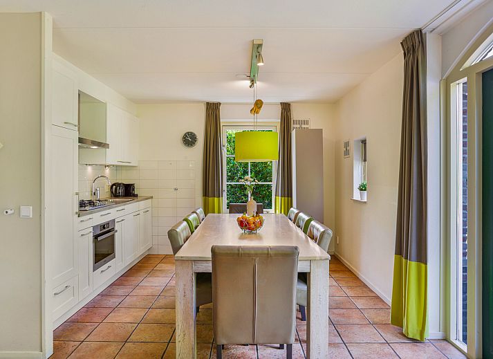 Ruime keuken in Het Land van Bartje 8-persoons boerderij, Ees, met moderne apparatuur en gezellige eetruimte.