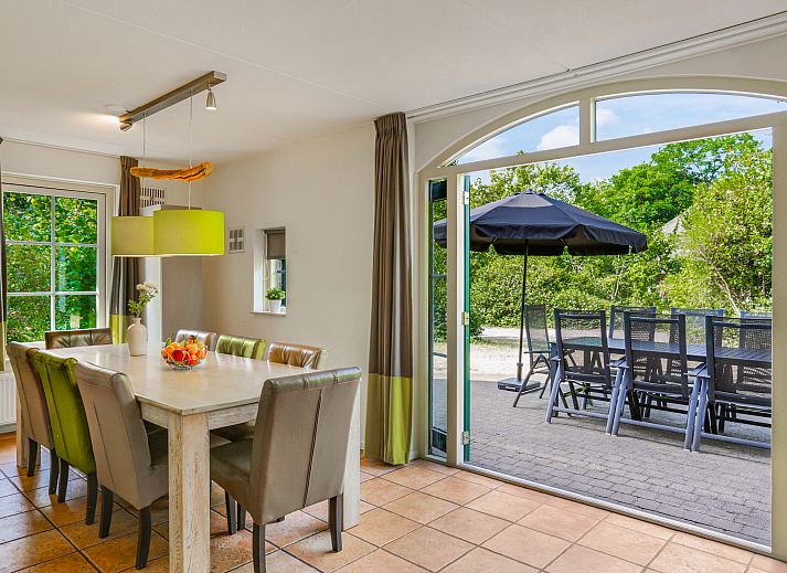 Buitenterras van Het Land van Bartje 8-persoons boerderij in Ees, ideaal voor buiten dineren en ontspannen.