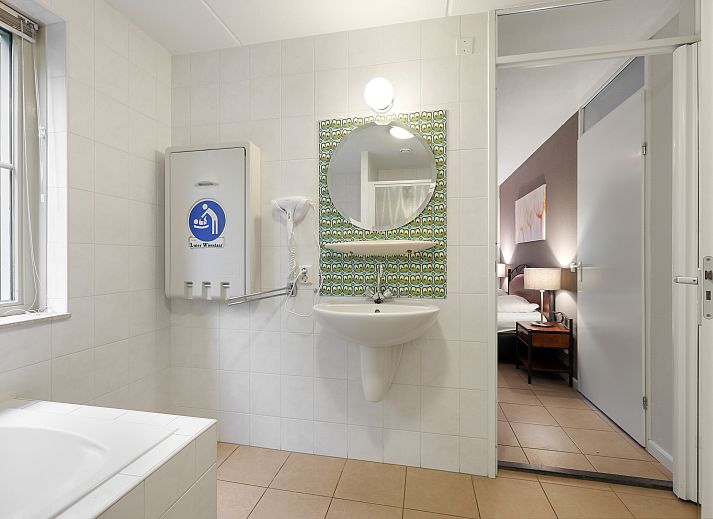 Geraeumiges Wohnzimmer mit Terrasse im Kinderbauernhof Het Land van Bartje in Ees, Drenthe.