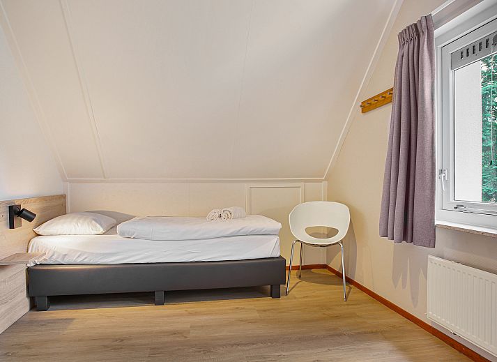 Gezellige zithoek met open haard in Het Land van Bartje 6-persoons landhuis, Ees, Noord Drenthe.