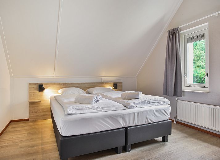 Lichte woonkamer met open haard in Het Land van Bartje 6-persoons landhuis, Ees, Noord Drenthe.