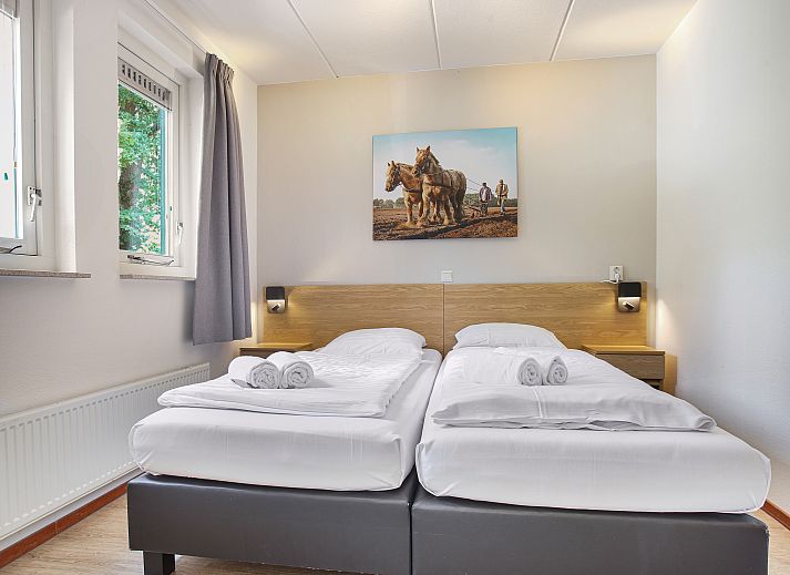 Lichte woonkamer met open haard in Het Land van Bartje 6-persoons landhuis, Ees, Noord Drenthe.