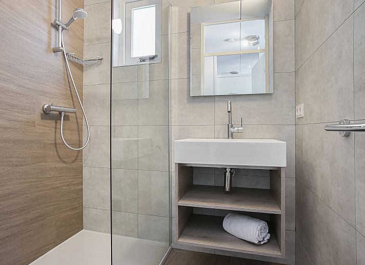 Lichte woonkamer met open haard in Het Land van Bartje 6-persoons landhuis, Ees, Noord Drenthe.