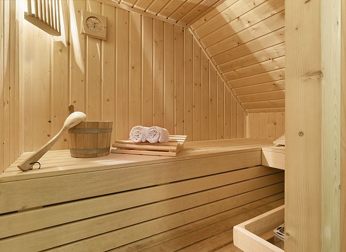 Ontspan in de sauna van Het Land van Bartje 10-persoons boerderij in Ees, Noord Drenthe.