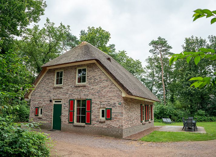 Buitenzijde van Het Land van Bartje 10-persoons boerderij met terras in Ees, Noord Drenthe.