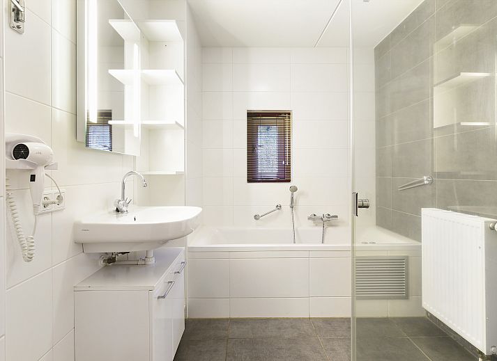 Zonnig terras bij Het Land van Bartje 10-persoons boerderij in Ees, Noord Drenthe.