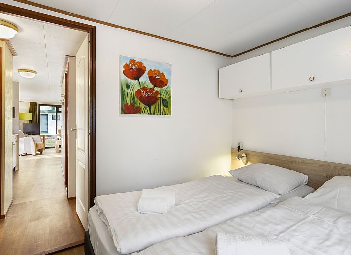 Gemuetliches Wohnzimmer des 4-Personen-Mobilheims Het Land van Bartje 4BC in Ees mit Blick aufs Land.