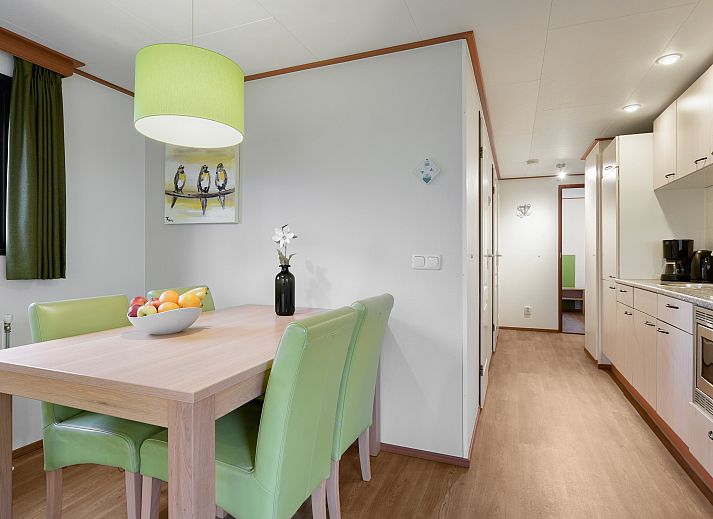 Gemuetliches Wohnzimmer des 4-Personen-Mobilheims Het Land van Bartje 4BC in Ees mit Blick aufs Land.