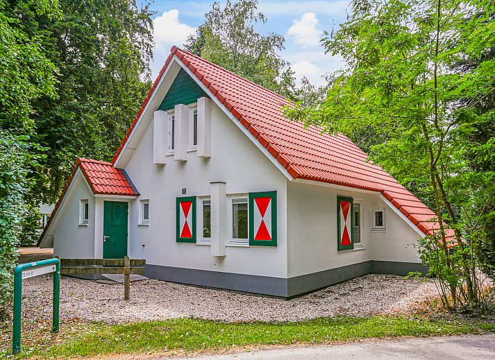 Het Land van Bartje 4-Personen-Landhaus mit rotem Dach in Ees, Nord-Drenthe, umgeben von viel Gruen.