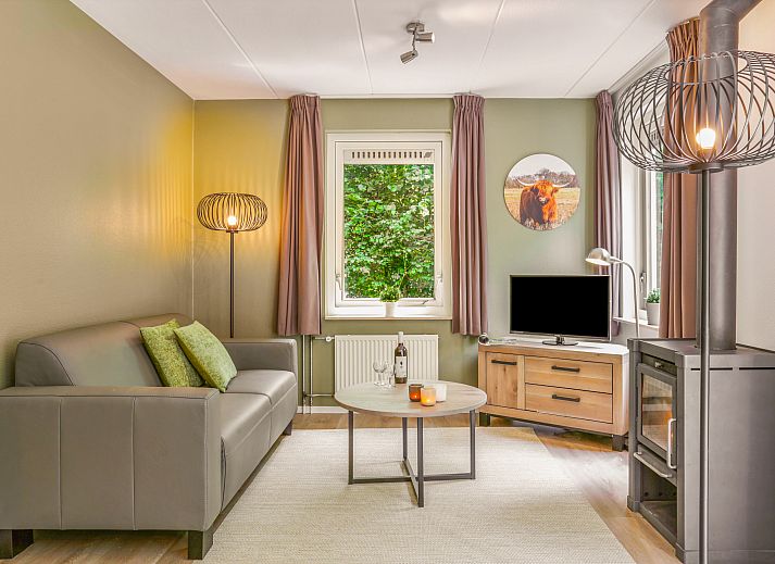 Gemuetliches Wohnzimmer mit Holzofen in Het Land van Bartje, 4-Personen-Ferienhaus in Ees, Drenthe.