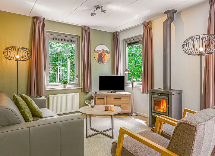 Gemuetliches Wohnzimmer mit Holzofen in Het Land van Bartje, 4-Personen-Ferienhaus in Ees, Drenthe.