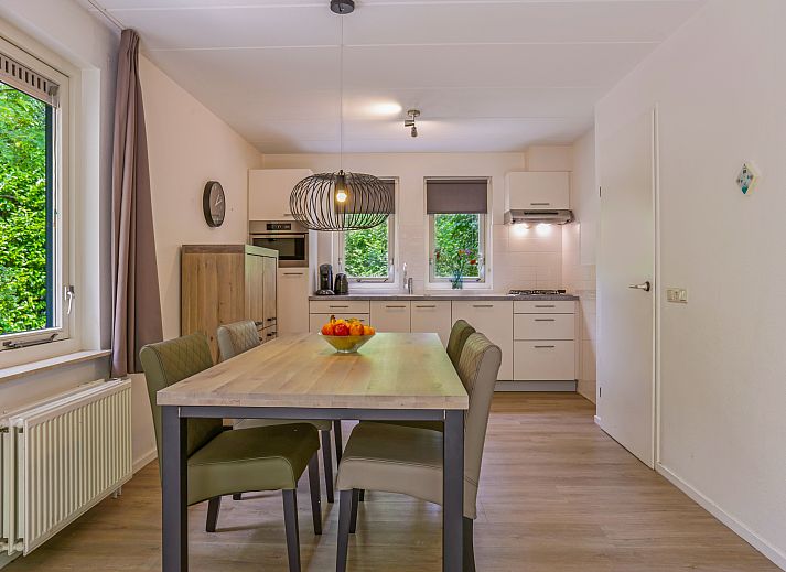 Essecke mit moderner Kueche im 4-Personen-Landhaus Het Land van Bartje, gelegen in Ees, Nord-Drenthe.