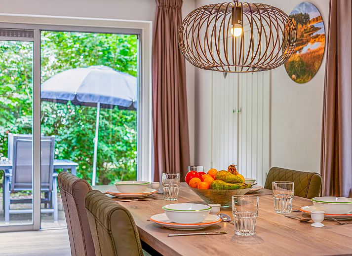 Essecke mit moderner Kueche im 4-Personen-Landhaus Het Land van Bartje, gelegen in Ees, Nord-Drenthe.