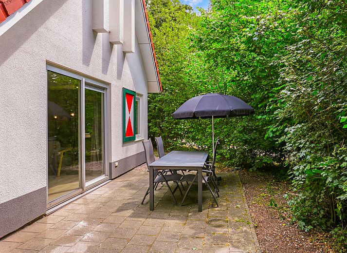 Gemuetliches Wohnzimmer mit TV und Kamin in Het Land van Bartje, 4-Personen-Landhaus in Ees, Nord-Drenthe.
