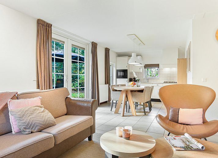 Gezellige woonkamer van Het Land van Bartje 4-persoons boerderij 4BL in Ees, Noord Drenthe.