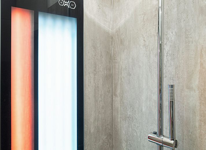 Comfortabele bank en open haard in Het Land van Bartje 4-persoons boerderij 4BL, Ees, Noord Drenthe.