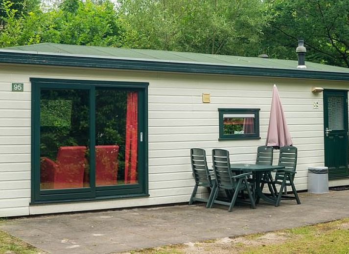 Het Land van Bartje, 4-person mobile home 4BC in Ees, North Drenthe. Enjoy the green surroundings and terrace with seating.