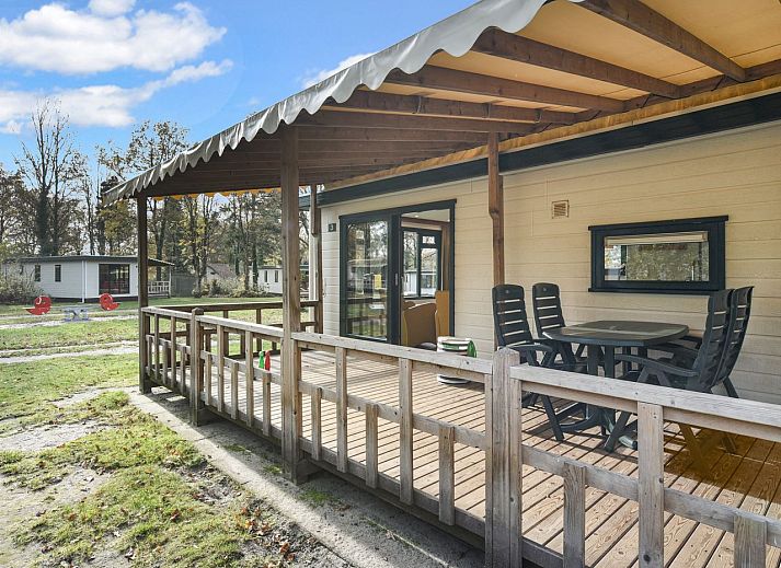 Gezellige eetruimte in Het Land van Bartje, 4-persoons peuterstacaravan in Ees, Noord Drenthe.