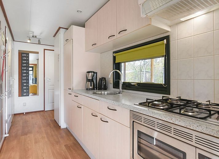 Gezellige eetruimte in Het Land van Bartje, 4-persoons peuterstacaravan in Ees, Noord Drenthe.