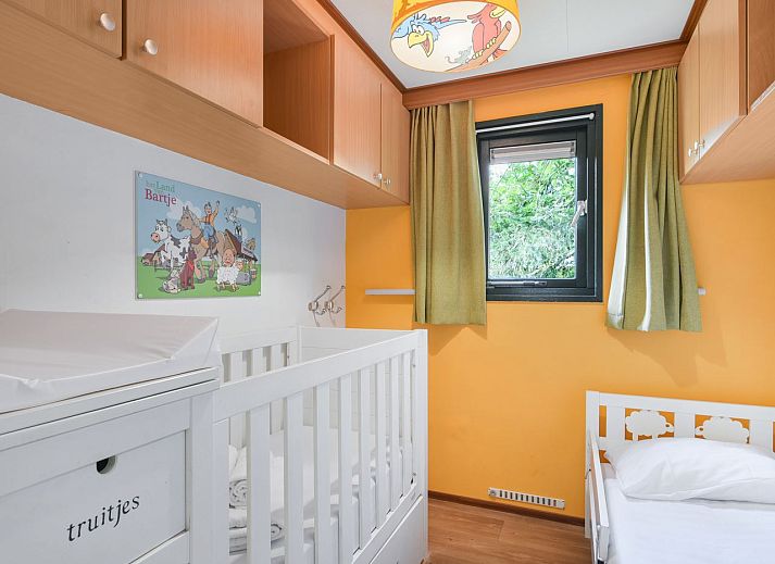 Buitenzijde van Het Land van Bartje 4-persoons peuterstacaravan met veranda in Ees, Drenthe.