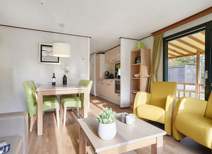 Buitenzijde van Het Land van Bartje 4-persoons peuterstacaravan met veranda in Ees, Drenthe.