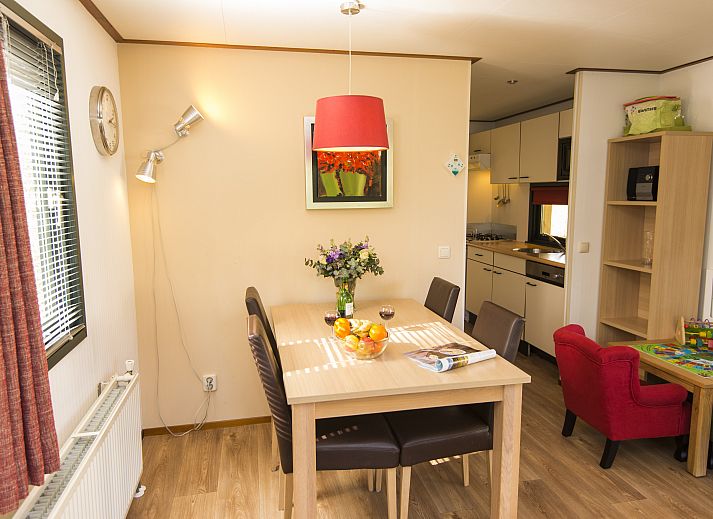 Woonkamer met comfortabele banken in Het Land van Bartje, 4-persoons peuterstacaravan in Ees.