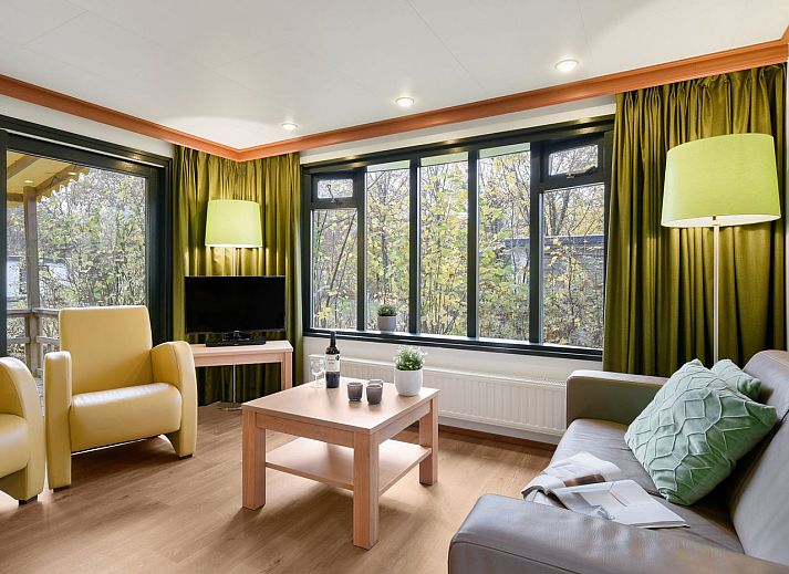 Het Land van Bartje 4-person mobile home 4BCV in Ees, Drenthe, with spacious veranda surrounded by green nature.