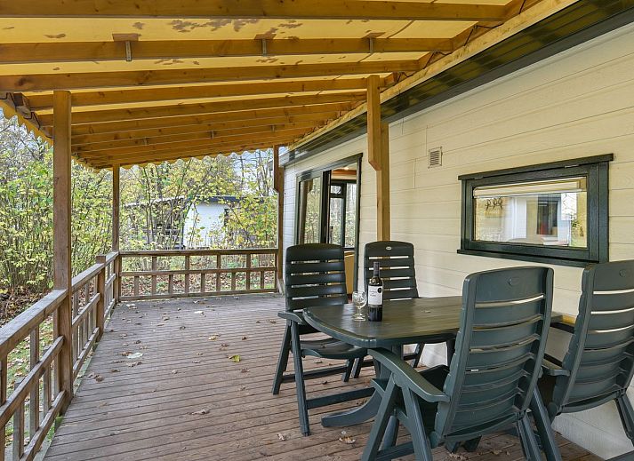 Het Land van Bartje 4-person mobile home 4BCV with spacious veranda in green Ees, North Drenthe, ideal for a relaxing vacation.
