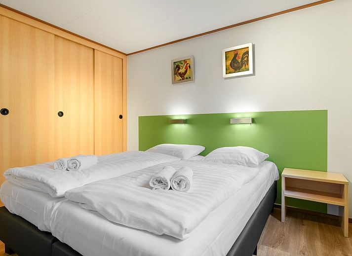 Het Land van Bartje 4-person mobile home 4BCV with spacious veranda in green Ees, North Drenthe, ideal for a relaxing vacation.